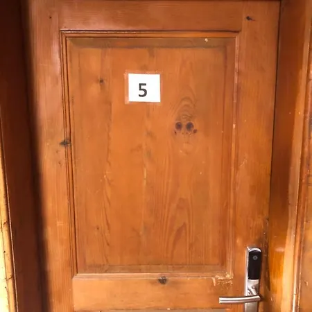 Berg - Huette Beim H O T E L Bahnhof